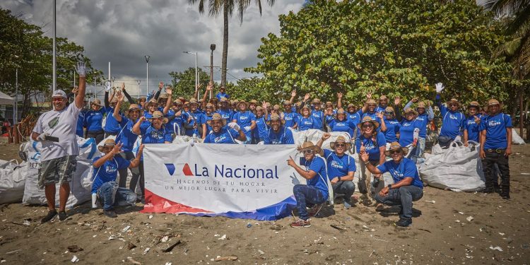 Colchonería y Mueblería La Nacional reafirma su compromiso con el medio ambiente en su tercera jornada de limpieza de playas