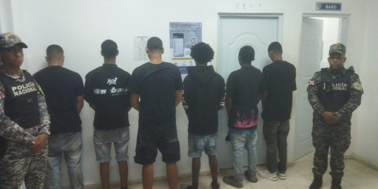 Policía ocupa drogas, armas ilegales y recupera motocicletas robadas en Sabana Perdida, SDN