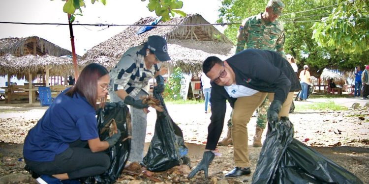 El SRSO se une con Hospital de Boca Chica y el CEANSA en jornada limpieza de costas