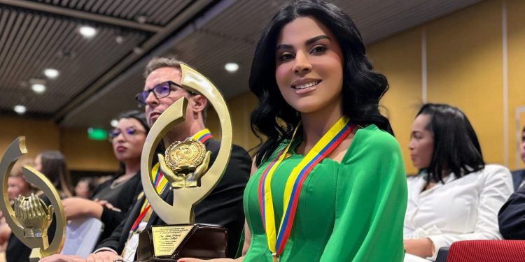 La doctora Tania Medina recibe prestigioso premio en Colombia por su liderazgo en salud