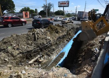CAASD corrige avería en tubería de 30 pulgadas en la autopista Duarte