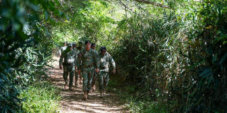 Comandante del Ejército visita puntos fronterizos en provincias Independencia y Elías Piña; recorre carretera internacional