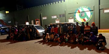 Ejército intercepta dos vehículos con 55 ciudadanos haitianos indocumentados en San Juan de la Maguana