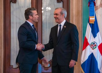 Presidente Abinader recibe en el Palacio Nacional al secretario de Defensa de EE. UU., Pete Hegseth