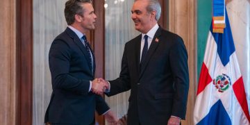Presidente Abinader recibe en el Palacio Nacional al secretario de Defensa de EE. UU., Pete Hegseth