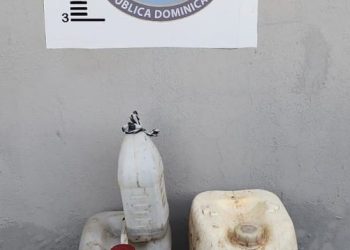 Policía y Ministerio Público arrestan por separado a dos personas por posesión ilegal de arma de fuego y ron adulterado en Barahona