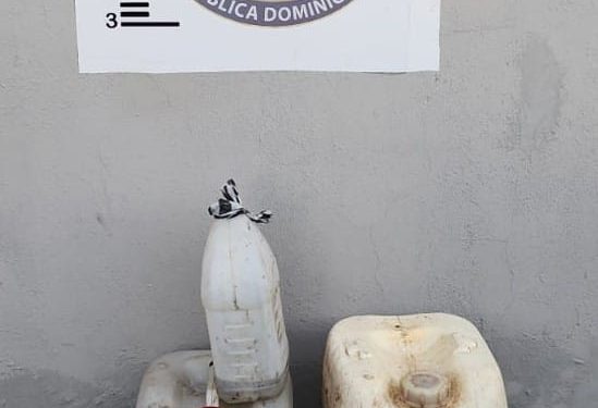 Policía y Ministerio Público arrestan por separado a dos personas por posesión ilegal de arma de fuego y ron adulterado en Barahona