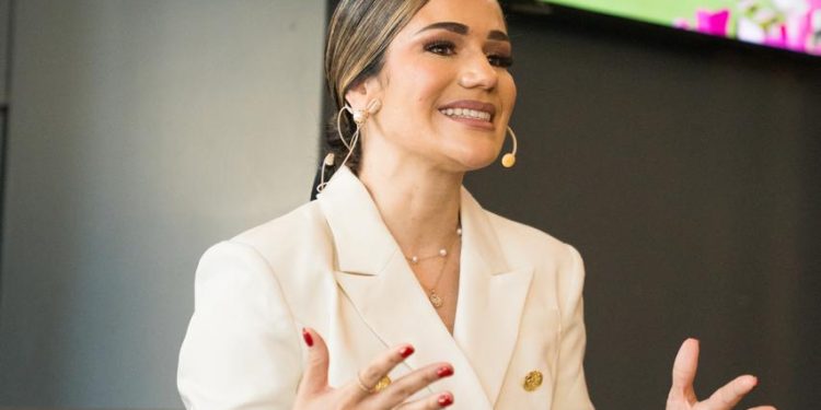 Dra. Clariza impulsa el bienestar laboral y el liderazgo emocional