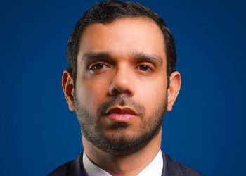 Roger Pujols presenta propuesta para prevenir injerencia de fondos ilícitos en la política