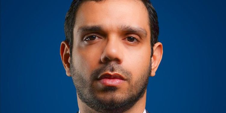 Roger Pujols presenta propuesta para prevenir injerencia de fondos ilícitos en la política