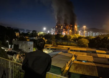 Aumenta a 12 el número de fallecidos en el incendio de varios edificios en Hong Kong