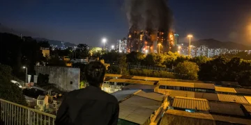Aumenta a 12 el número de fallecidos en el incendio de varios edificios en Hong Kong