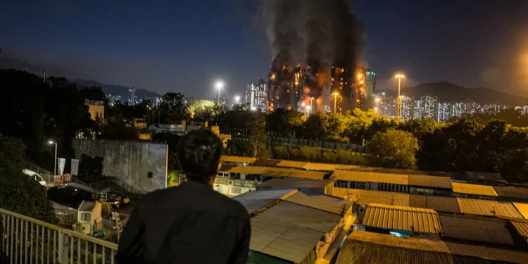 Aumenta a 12 el número de fallecidos en el incendio de varios edificios en Hong Kong