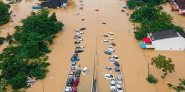 Aumentan a 145 los muertos por las inundaciones en Tailandia