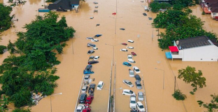 Aumentan a 145 los muertos por las inundaciones en Tailandia