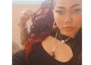 Mujer muere tras recibir disparos durante asalto en Santiago