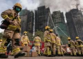Hong Kong busca a cientos de desaparecidos tras incendio que dejó 55 muertos