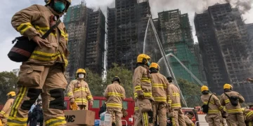 Hong Kong busca a cientos de desaparecidos tras incendio que dejó 55 muertos