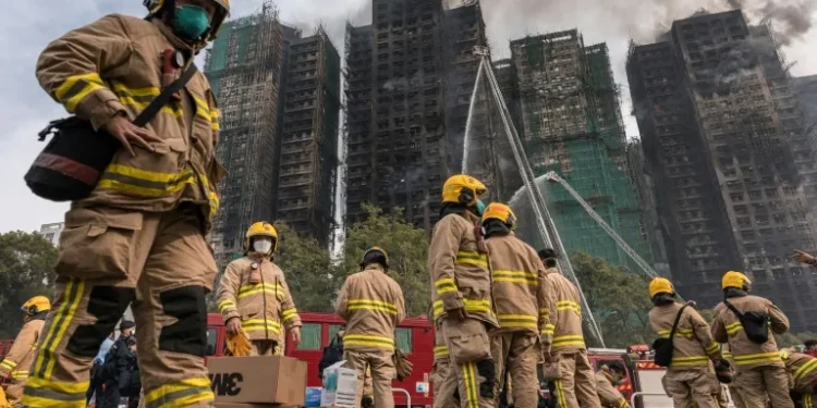 Hong Kong busca a cientos de desaparecidos tras incendio que dejó 55 muertos