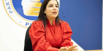 Regidora del DN muestra preocupación plazoleta que limita el acceso y las maniobras de los camiones de bomberos, en cuartel del sector los Ríos