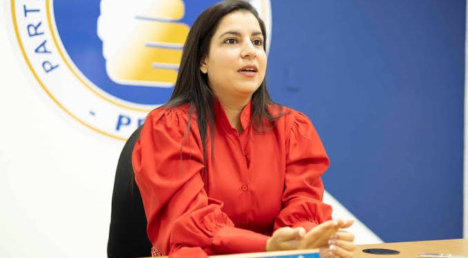 Regidora del DN muestra preocupación plazoleta que limita el acceso y las maniobras de los camiones de bomberos, en cuartel del sector los Ríos