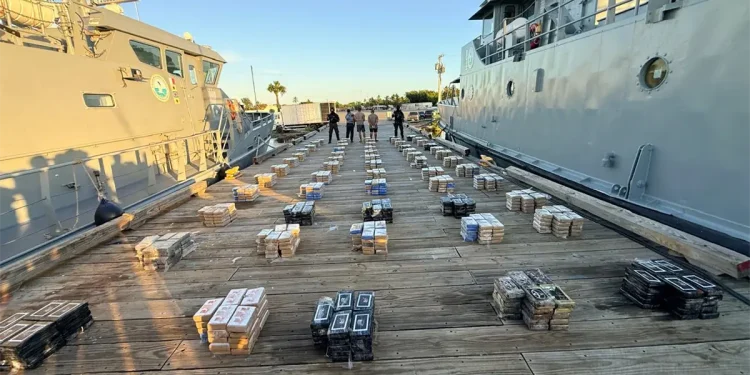 Arrestan a tres hombres con un cargamento de más de 1.5 toneladas de presunta cocaína