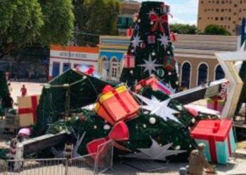 Tragedia en Brasil: un empleado murió aplastado por un árbol navideño en el centro de la ciudad de Manaos