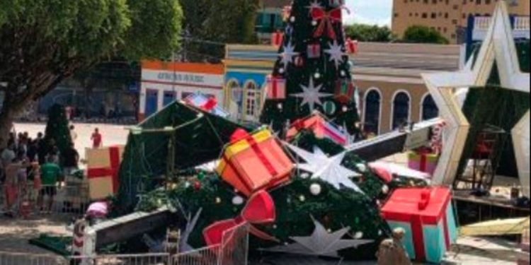 Tragedia en Brasil: un empleado murió aplastado por un árbol navideño en el centro de la ciudad de Manaos