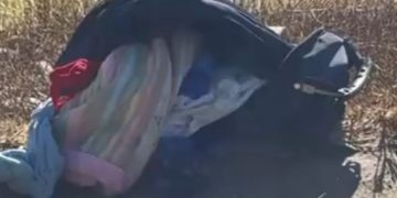 Hallan recién nacido dentro de una mochila en canal de riego