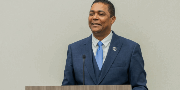 Víctor D’Aza anuncia retiro precandidatura presidencial por PRM