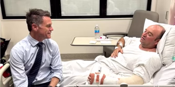 El héroe que desarmó a uno de los terroristas de Bondi está hospitalizado y podría perder un brazo: “Lo volvería a hacer”