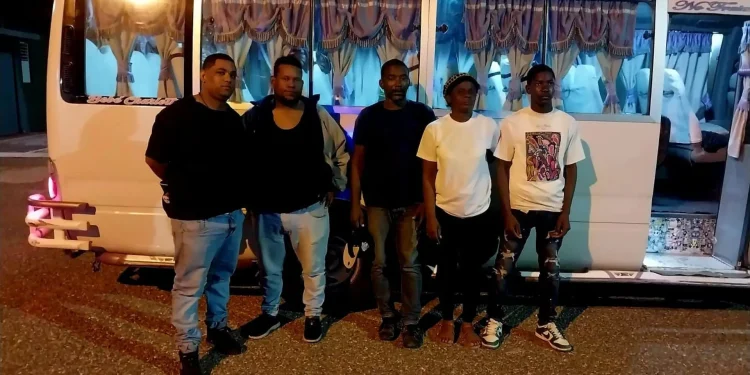 Detienen a conductor y cobrador por transportar haitianos ilegales