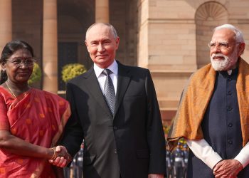 La India brinda una solemne bienvenida oficial a Putin