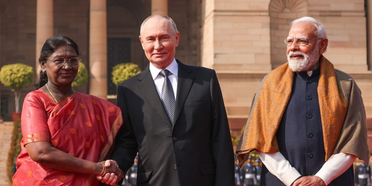 La India brinda una solemne bienvenida oficial a Putin