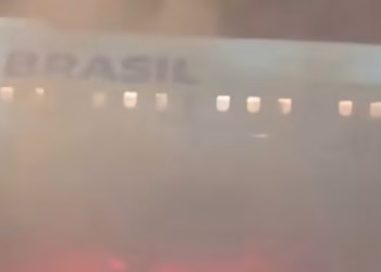 Avión con pasajeros se incendia en la pista antes de despegar en Brasil