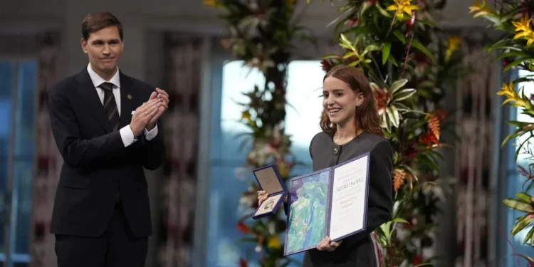 La hija de María Corina Machado recibe el Nobel de Paz en su nombre