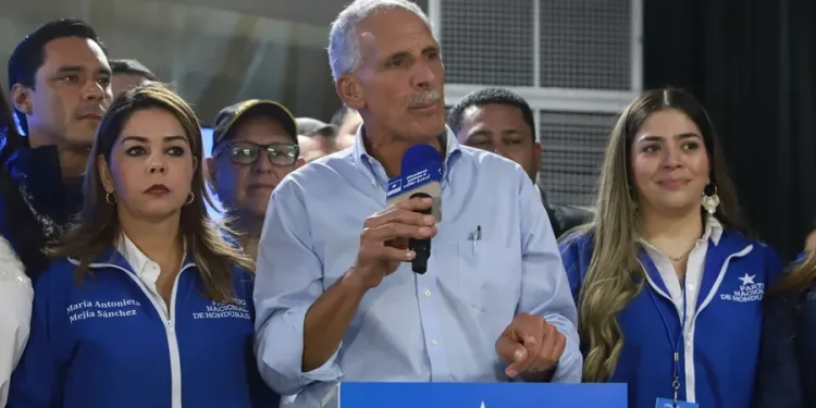 Candidato conservador respaldado por Trump lidera primeros cómputos de presidenciales en Honduras