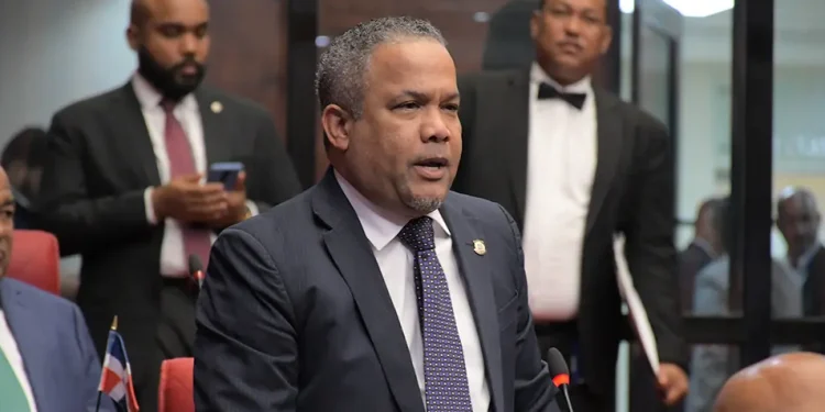 Héctor Acosta 'El Torito' lidera encuestas: un 47 % en intención de voto y un 75.5 % de aprobación en Monseñor Nouel