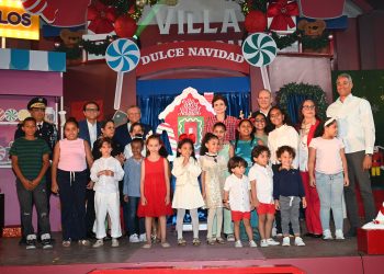 Raquel Peña y Leonardo Aguilera inauguran Villa Navidad en Santiago