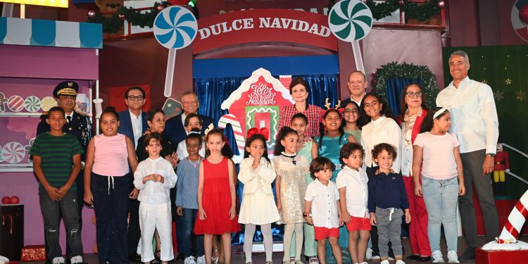 Raquel Peña y Leonardo Aguilera inauguran Villa Navidad en Santiago