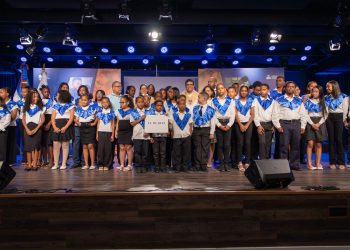 Dío Astacio cumple su palabra: 1,560 niños se gradúan de inglés totalmente gratis a través del Plan PROA