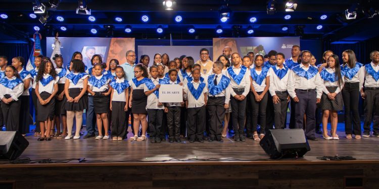 Dío Astacio cumple su palabra: 1,560 niños se gradúan de inglés totalmente gratis a través del Plan PROA