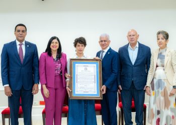 Senado reconoce trayectoria de José Cestero y Carmen Heredia