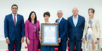 Senado reconoce trayectoria de José Cestero y Carmen Heredia