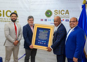 FOCARD -APS reconoce a Wellington Arnaud, director del INAPA