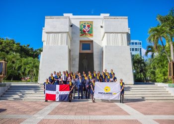 Centro Aeronáutico Tripulantes VIP deposita ofrenda floral en Altar de la Patria