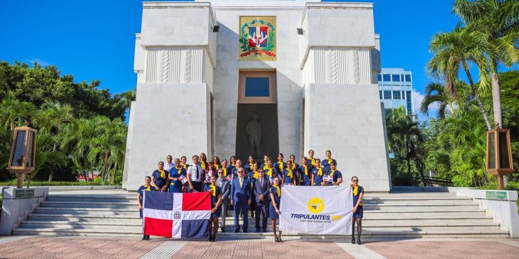 Centro Aeronáutico Tripulantes VIP deposita ofrenda floral en Altar de la Patria