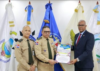 Presidente de la Hermandad de Veteranos recibe reconocimiento de la UNADE