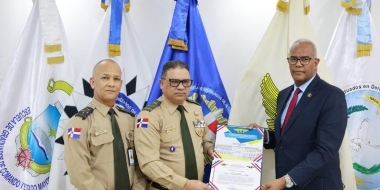 Presidente de la Hermandad de Veteranos recibe reconocimiento de la UNADE