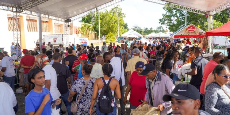 Inespre lleva sus ofertas del Programa Grandes Ferias de Productores a residentes de San Cristóbal